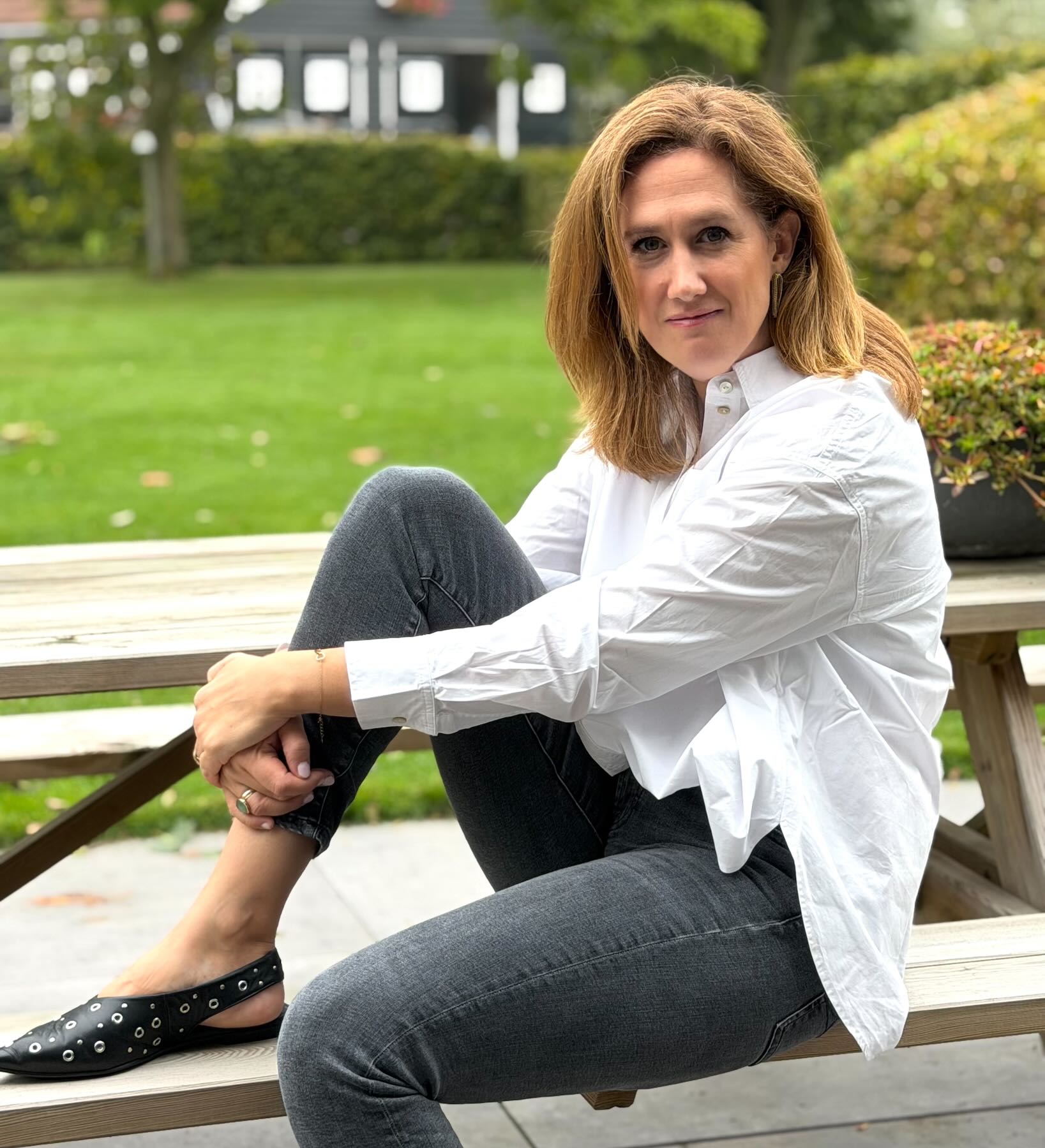 Anne zittend op een picknicktafel